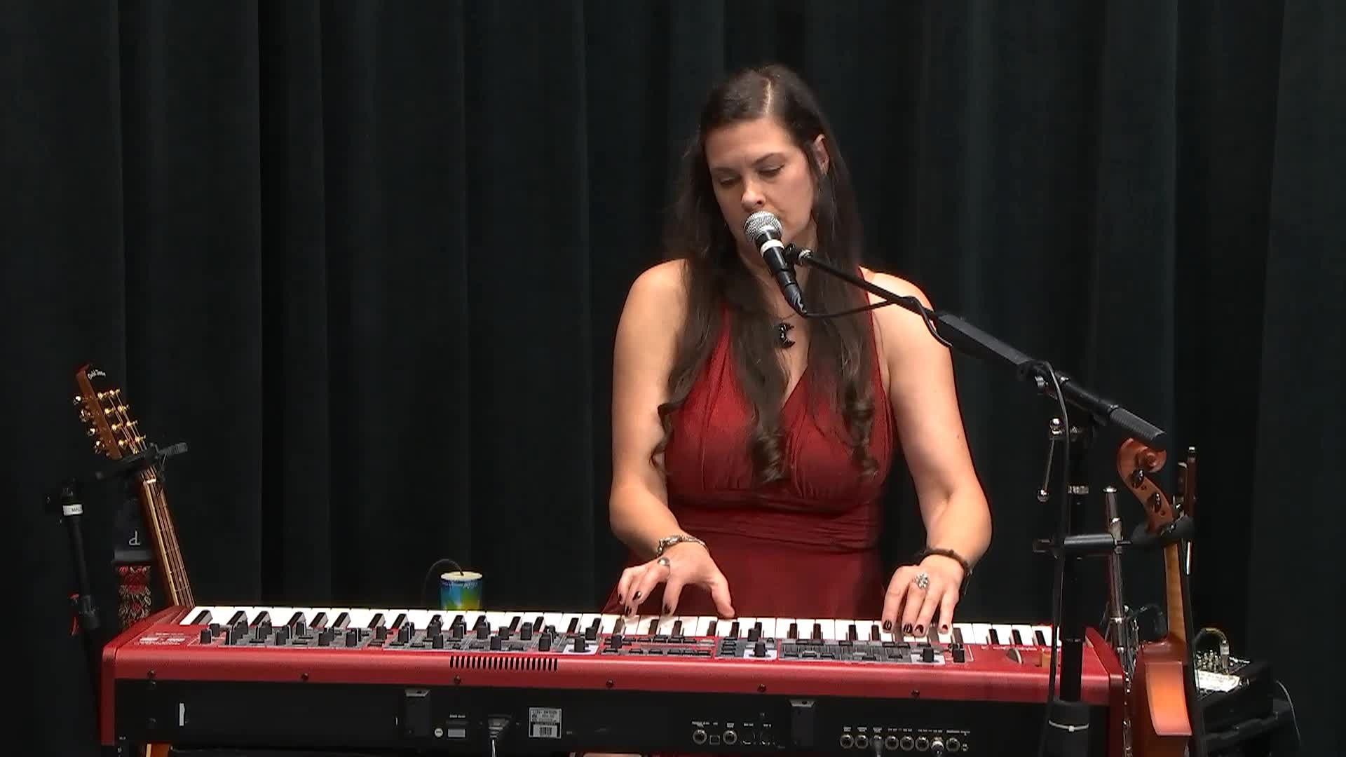 Voices Of The Community S04 E25 - Malderine's Keyboard Performance